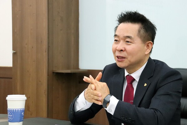 하원선 대한주택관리사협회 협회장이 24일 금천구에 위치한 대한주택관리사협회 대회의실에서 열린 ‘2026 대한주택관리사협회 신년 기자 간담회’에 참석해 모두발언을 하고 있다. 박형재 기자