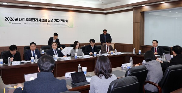 하원선 대한주택관리사협회 협회장이 24일 금천구에 위치한 대한주택관리사협회 대회의실에서 열린 기자 간담회에 참석해 2026년 주요 사업계획에 대해 설명하고 있다. 사진=대한주택관리사협회